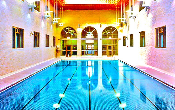 Met Pool inside 001